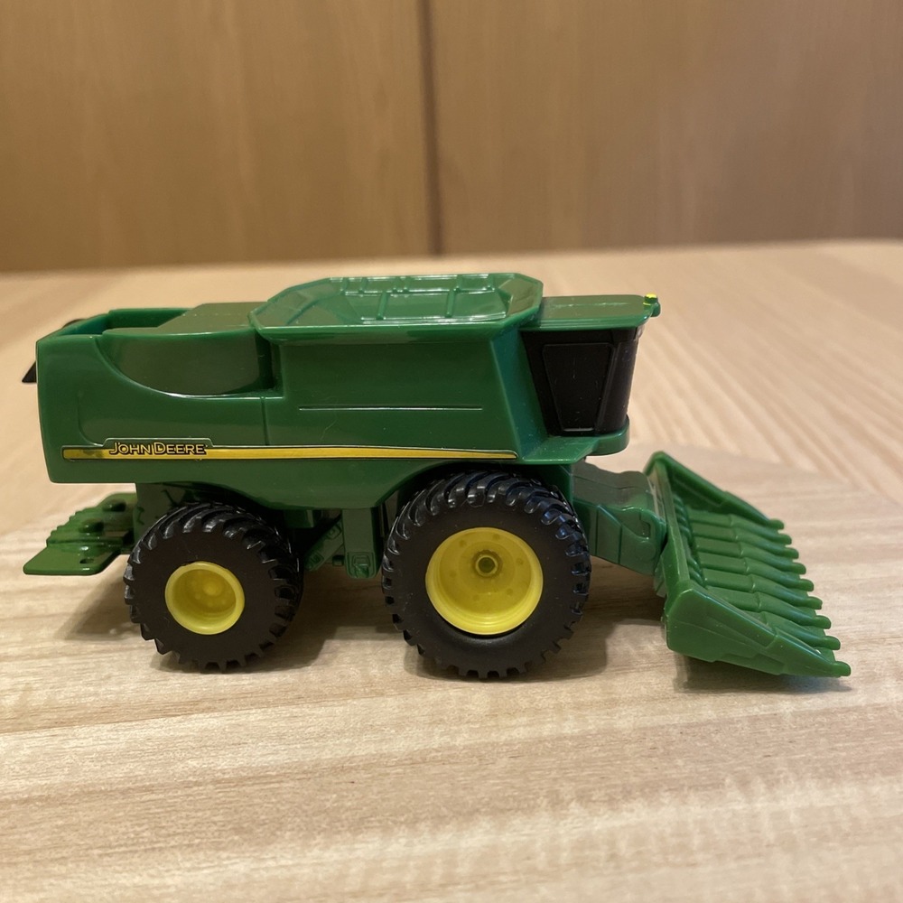 ERTL John Deere Combine 1:64 Collect N Play Farm Toy Plastic 46585